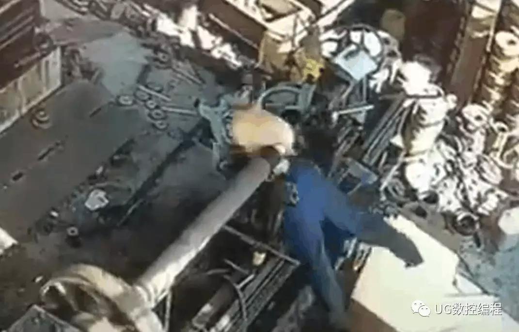 惨工人被卷入机器留下一个血肉模糊的脑袋