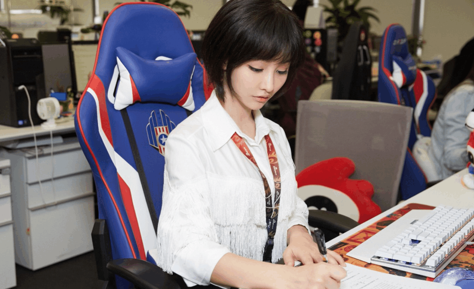 新浪游戏二十周年之际,电竞女王miss入职,谁说女子不如男