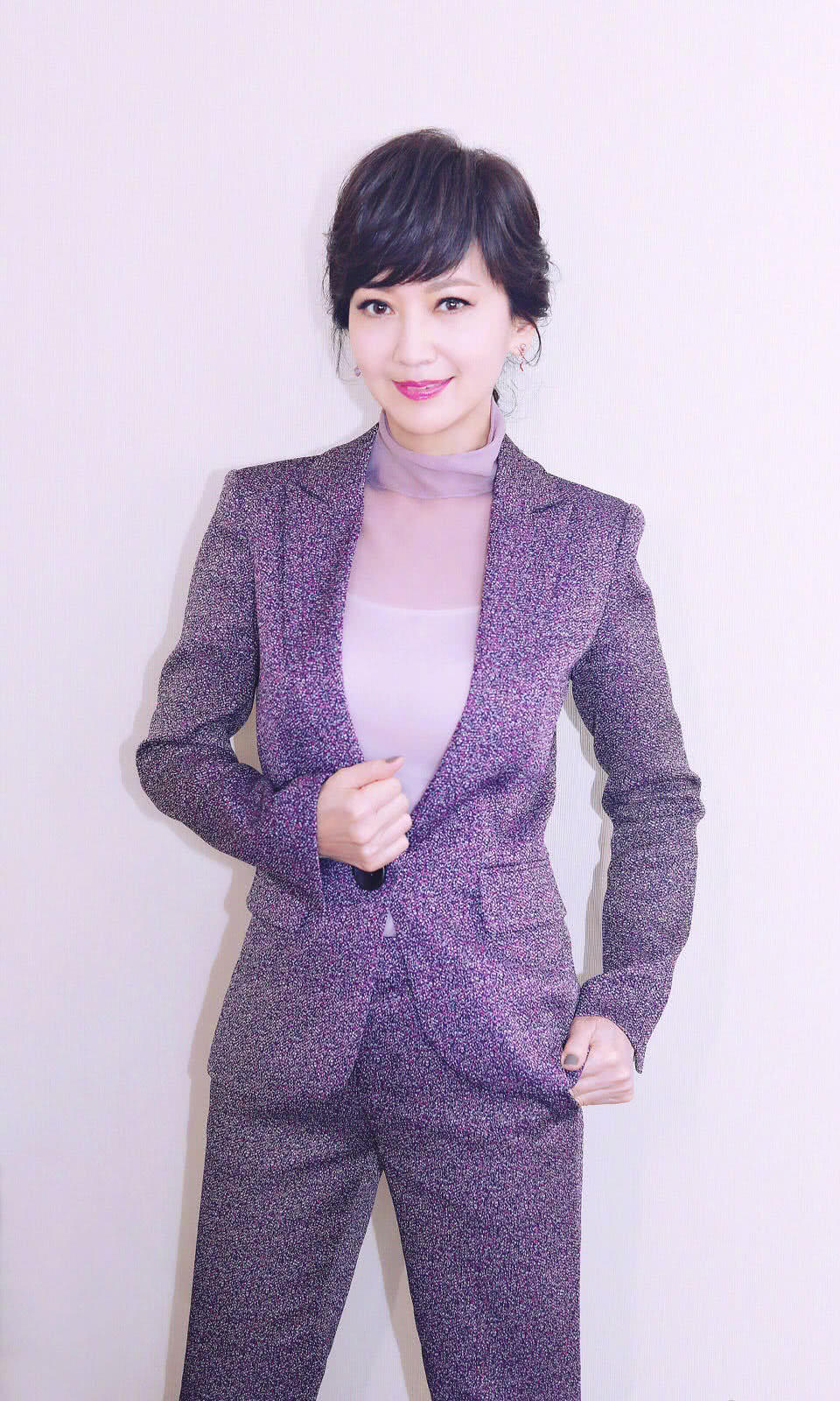 赵雅芝一袭紫色西装变总裁无惧年龄晒照片63岁美的不像话