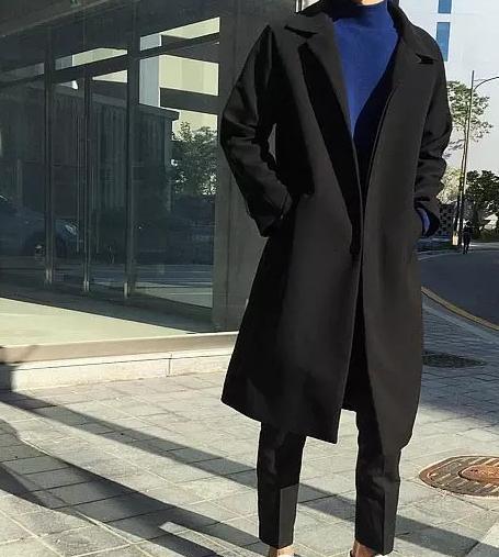 或者白色毛衣做内搭或者整体黑色,搭配一条黑白相间的围巾或者内搭