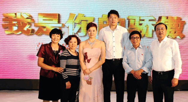 莫科和周雅菲结婚后,莫科依然照顾着前妻的父母,周雅菲表示理解和支持