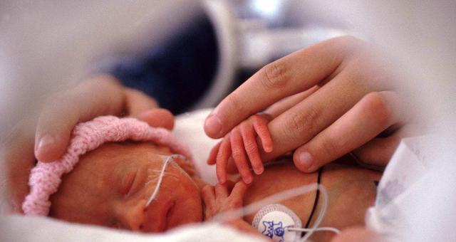 准爸爸走后一个月, 孩子意外早产, 孕妇被赶出家门哭成泪人