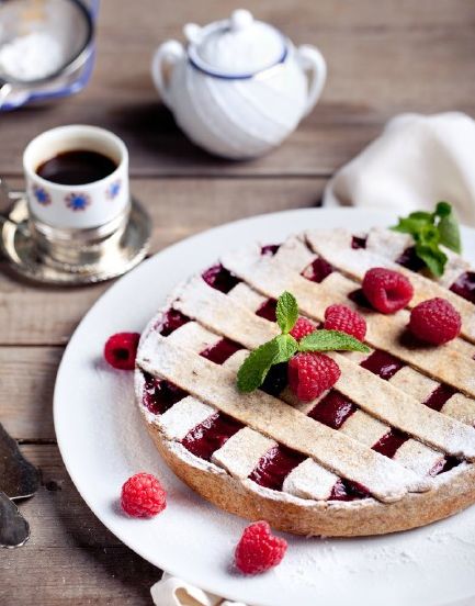 奥地利煎饼是一道甜点,最常见的吃法是在煎饼上抹上榛子巧克力酱,撒上