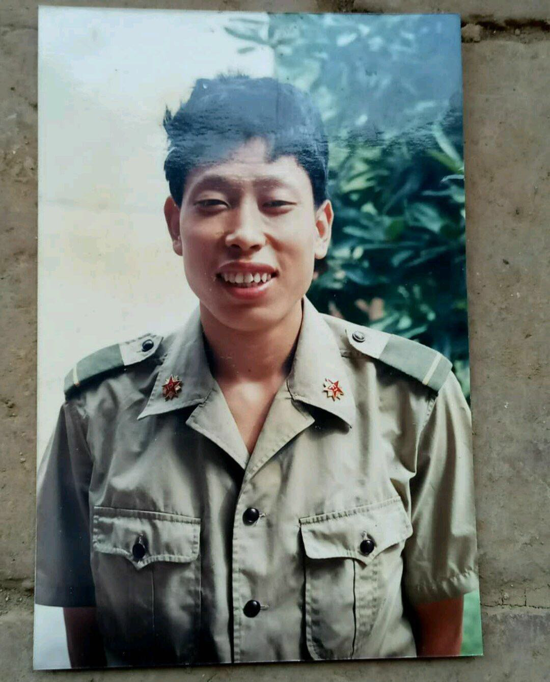 老兵晒军装照,当兵的女孩不化妆都美,怀念老班长