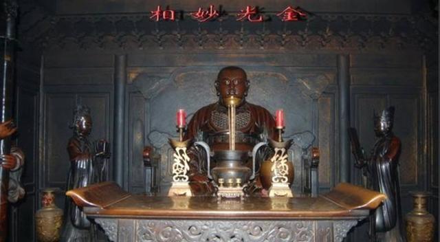 之后,祖师麾下的水火大将向三清求助,三清派天尊救活祖师,并对他说:"