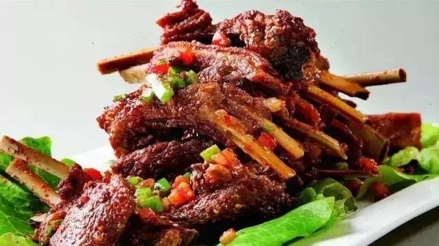 羊排在腌制前要先用锤子将肉锤松,这样便于入味,而且容易炸熟.3.