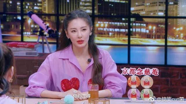 张雨绮身穿绿色深V礼服出席活动