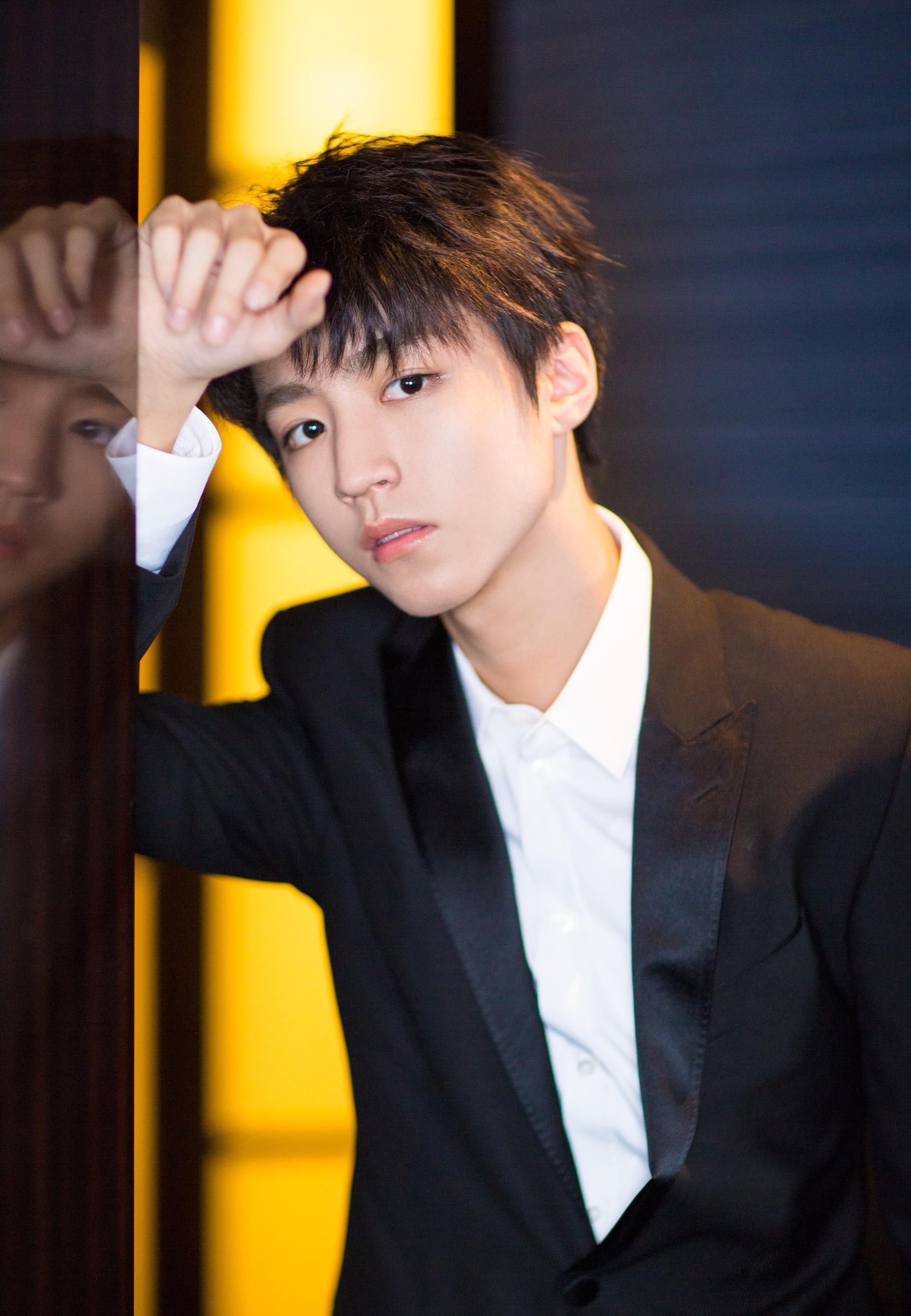 王俊凯正装杀,西装笔挺,少年如画,惊艳的大长腿