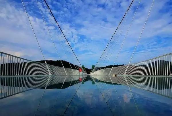 世界上最长的玻璃桥诞生了, 可以同时站800个成年人