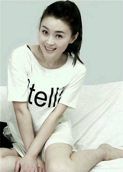 关婷娜,微胖的身材,依然挡不住她的性感女人味