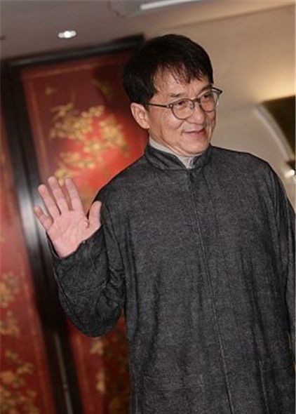 成龙现身活动,穿长袍戴眼镜显儒雅