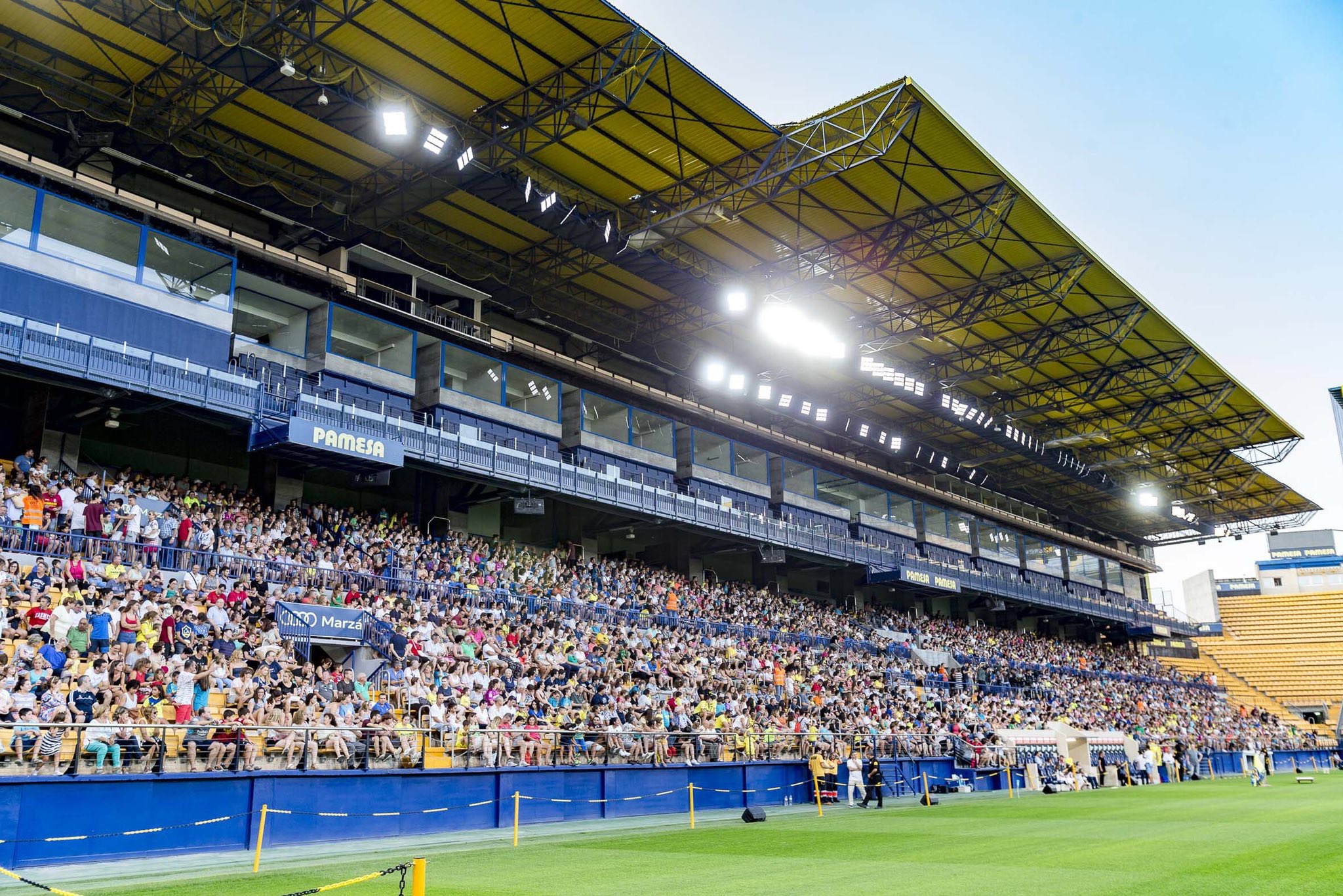 比利亚雷亚尔为卡索拉在陶瓷球场(原名情歌球场)举行了次别出心裁的