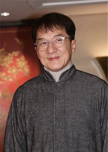 成龙现身活动,穿长袍戴眼镜显儒雅