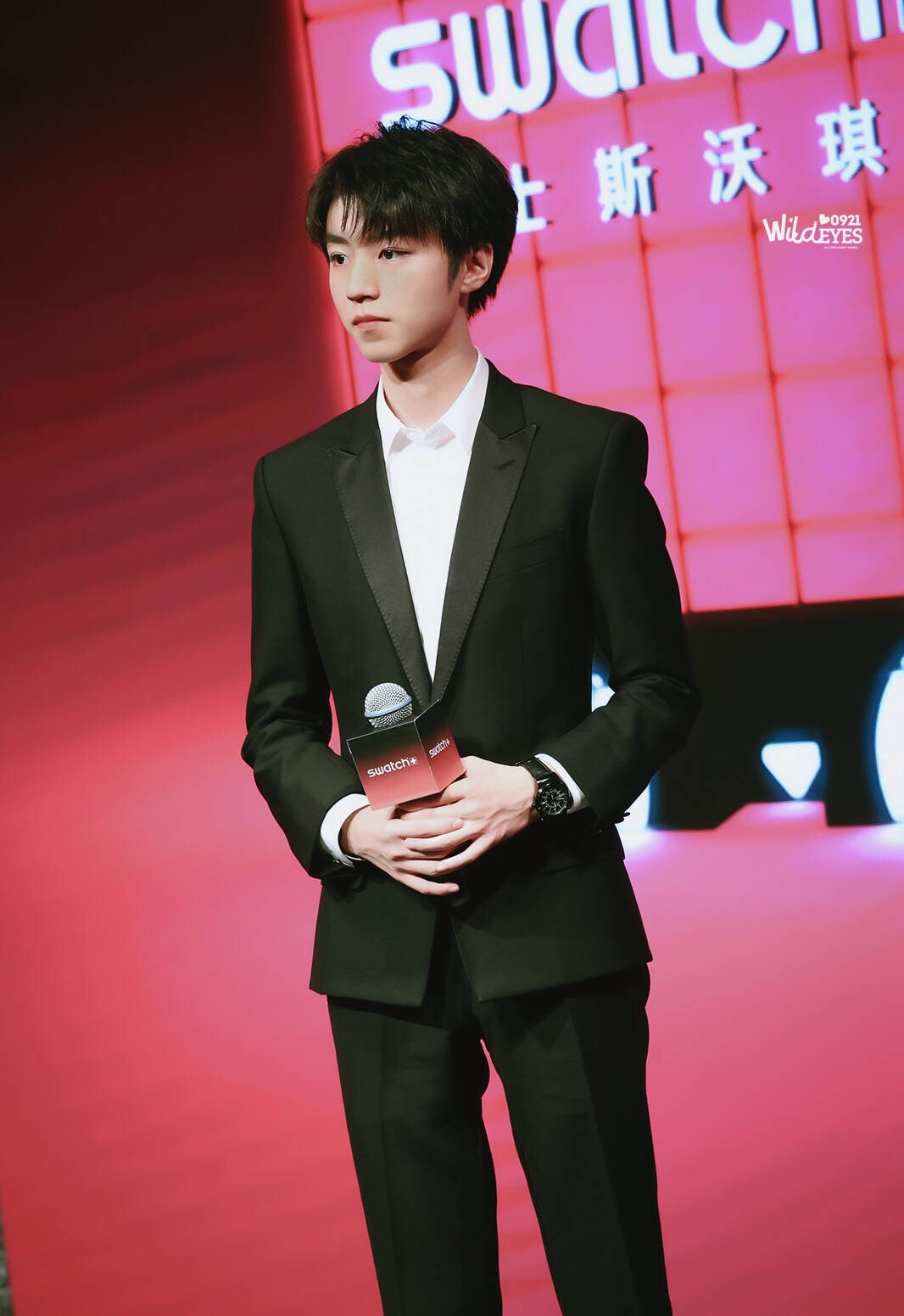 王俊凯正装杀,西装笔挺,少年如画,惊艳的大长腿