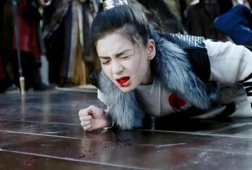 古装美人负伤在地:杨幂眼神无助,杨颖戏太过,而她虐哭观众!