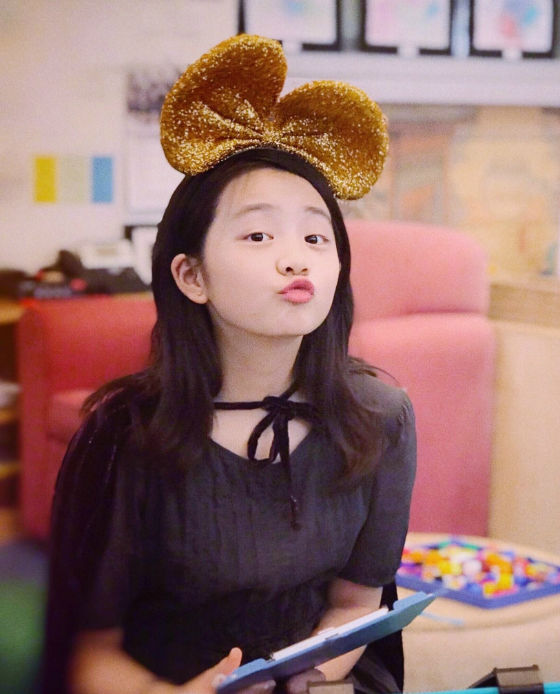 黄磊女儿多多的拍照姿势图2搞怪图4萌可爱图5潮范儿十足