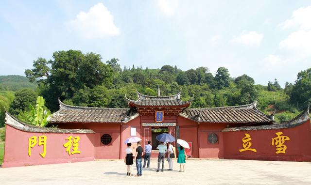 伊川县第四高中(以下简称伊川四中)位于伊川县鸣皋镇鸣皋村,和其他