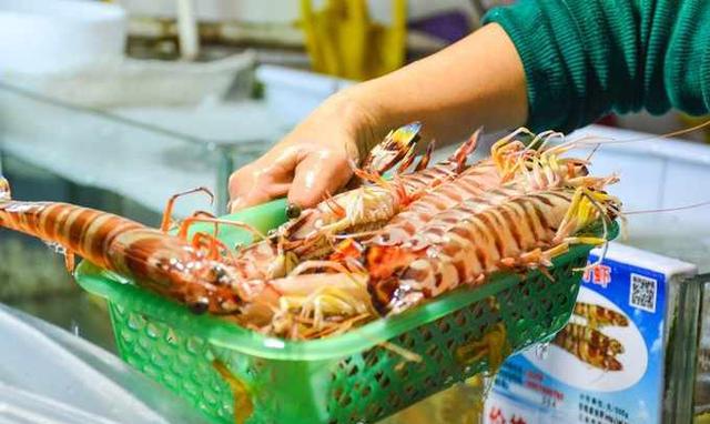 蒜蓉龙虾,将一整只龙虾开边,加入蒜蓉一起烹煮,蒜香四溢,香肉紧实香甜