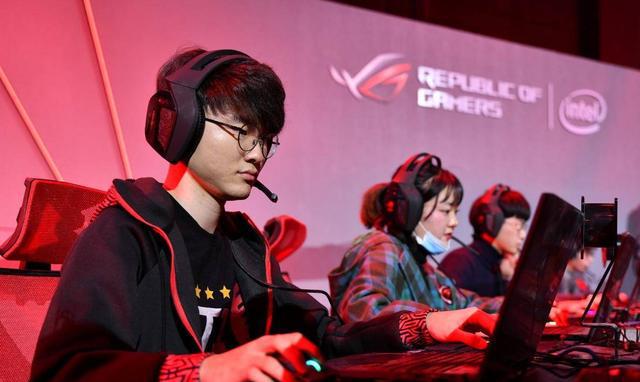 为信仰狂欢！ROGDay激情燃爆 大魔王Faker现场秀操作|大魔王|电竞|信仰_新浪新闻