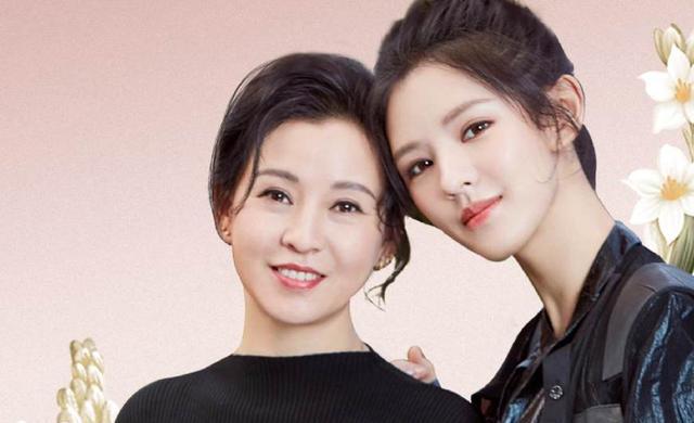 张予曦晒与妈妈合照,她妈妈真的像韩国人,张予曦也是女大十八变