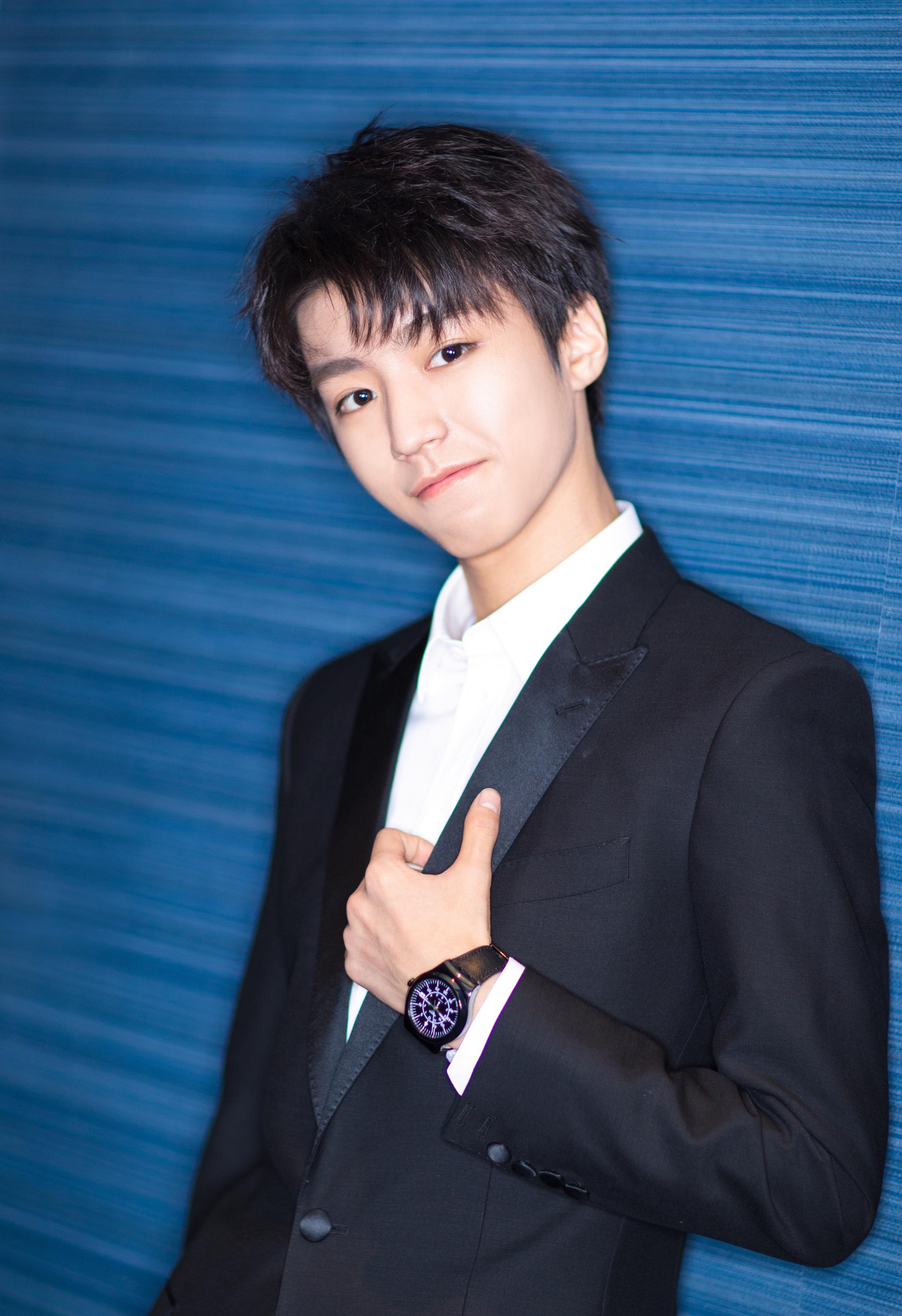 王俊凯正装杀,西装笔挺,少年如画,惊艳的大长腿