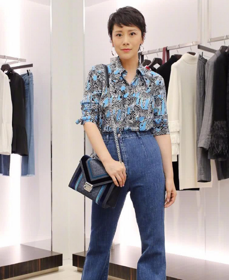 海清发型非常的利落,还是短发对比的大气,感觉上非常的有气质,很是