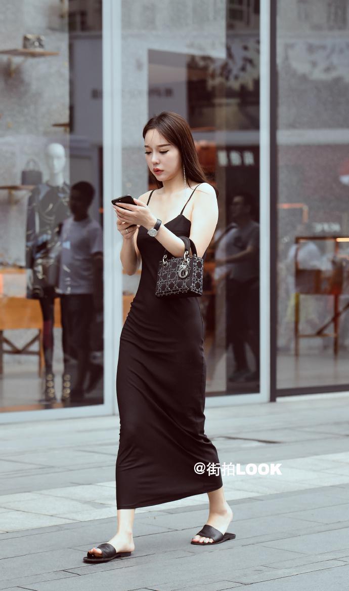 路人街拍精致锁骨点点红唇修长美腿短裙小姐姐真的很美