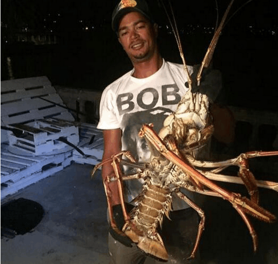 男子捕获巨型红色"龙虾精", 却引来居民非议