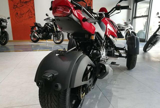 已经允许倒三轮上牌了,节假日或是作为日常代步来说,倒三轮比摩托车