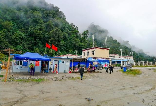 墨脱如今已经被打造成了一个大景区,也就是整个墨脱县是一个景区,进入