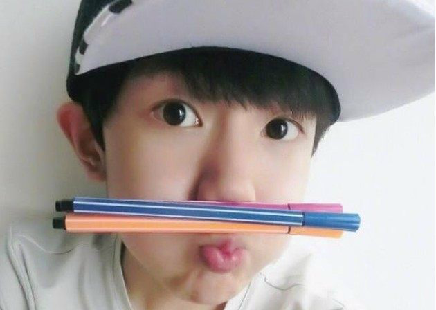 明星嘟嘟嘴卖萌照片,王源最用力赵丽颖最可爱,而他最尴尬