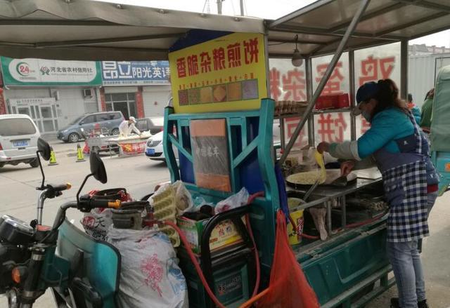 农村姑娘摆摊卖煎饼大叔却站一旁称不卫生还不允许别人买