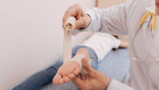 孩子一走路就痛哭医院划开脚取出它一家人背后全部吓出冷汗