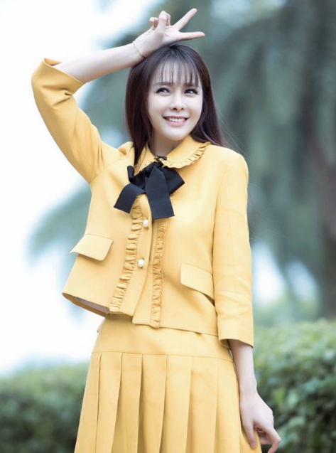 伸出剪刀手的动作,真是可爱俏皮