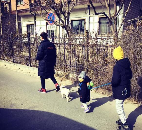 张亮他们一家四口,颜值太高了!小妹妹也很可爱!