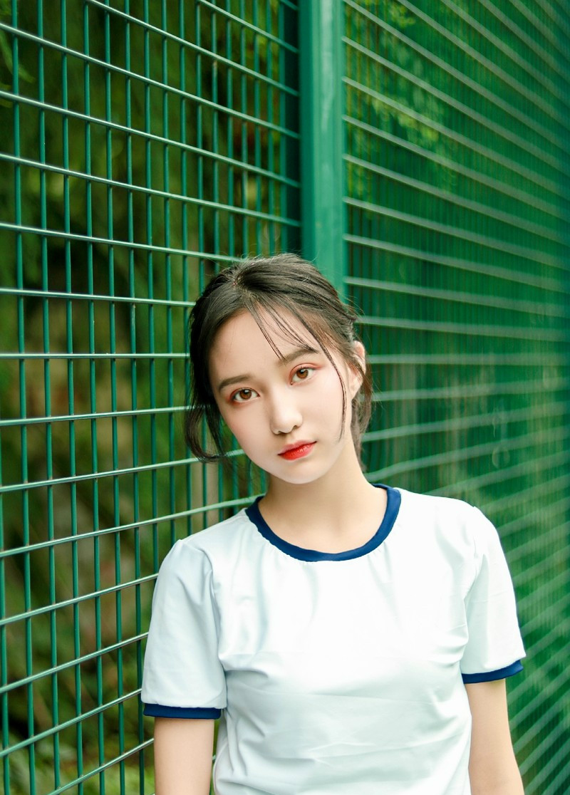 人像摄影,运动场上扎马尾辫的女孩,清新可爱