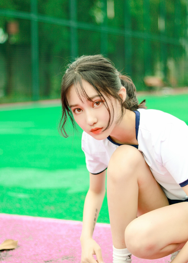 人像摄影,运动场上扎马尾辫的女孩,清新可爱