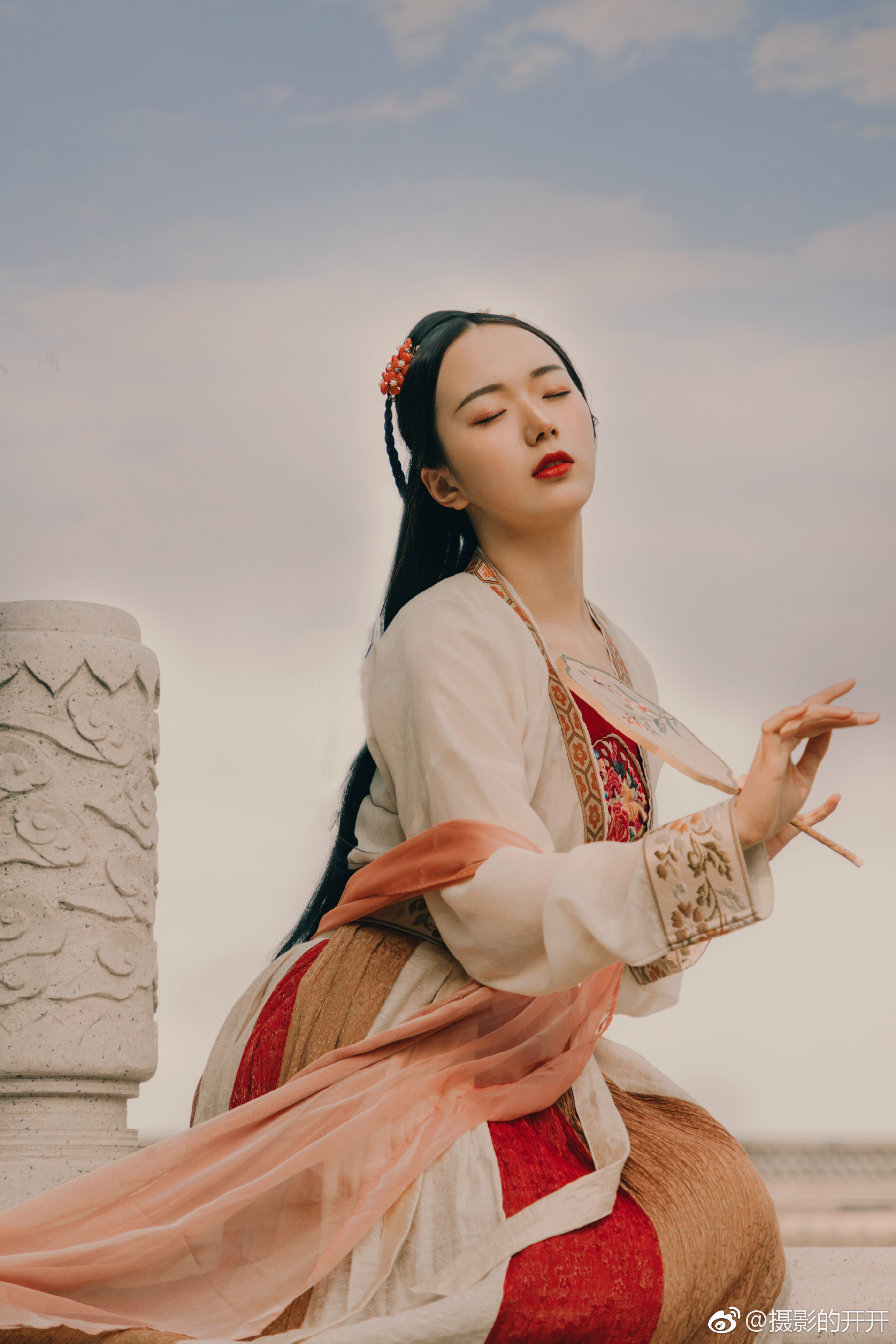 手如柔荑肤如凝脂领如蝤蛴齿如瓠犀螓首蛾眉巧笑倩兮