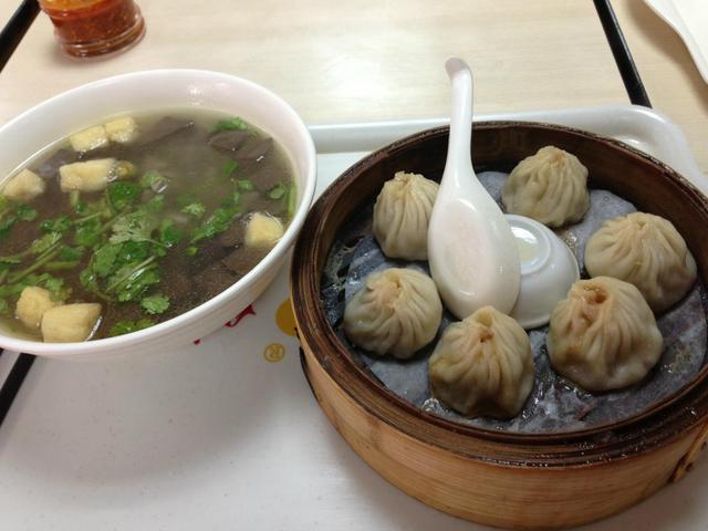 早餐店的小笼包,肉馅为啥是一坨?原来是往包子里加了这个!