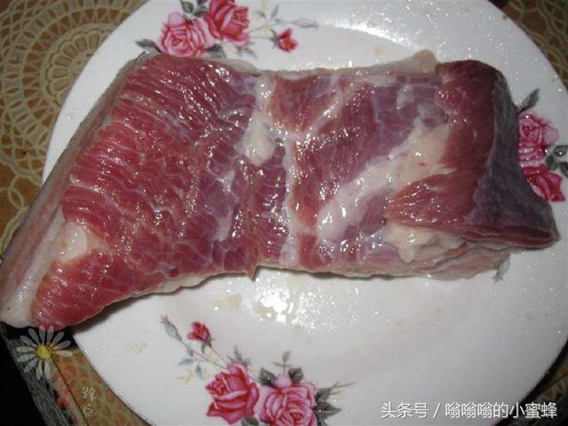 五花肉这么做,不放一滴油,吃一锅不长肉,下酒好菜,真解馋!
