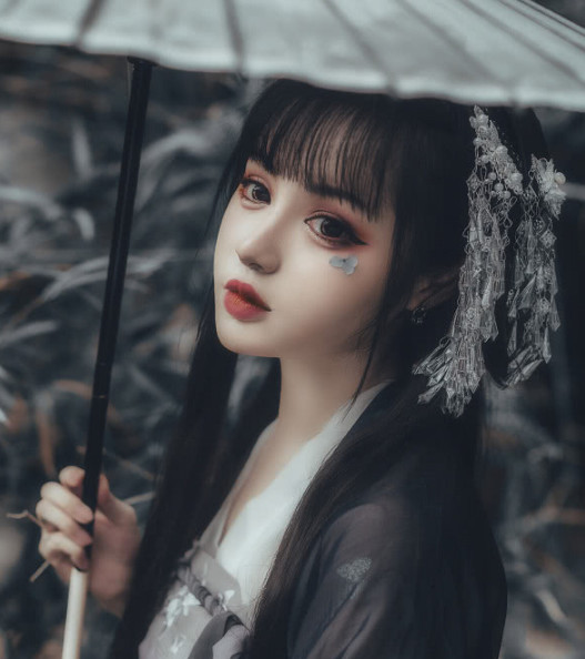 迪丽拉汉服被夸"天仙",没想到暗黑芭比的汉服,冷艳柔情