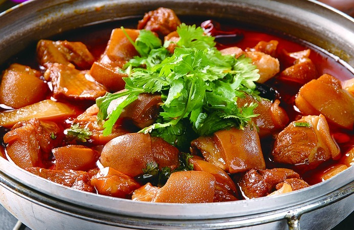 在白色的盘子里,装着漂亮的羊肉卷,很适合冬天吃火锅哦