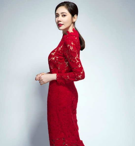 秋瓷炫,韩国演员身穿一件红色的晚礼服,很是有气质这件晚礼服穿在身上
