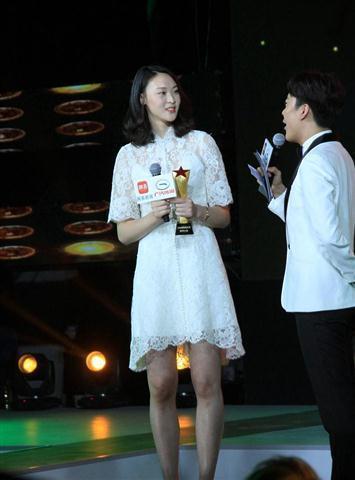 192的惠若琪穿打底裤, 看完她的腿后惊住了, 这