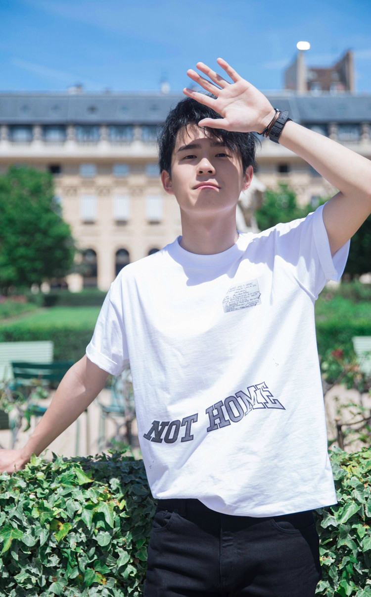 刘昊然现身巴黎街头,身穿白t黑裤清爽阳光