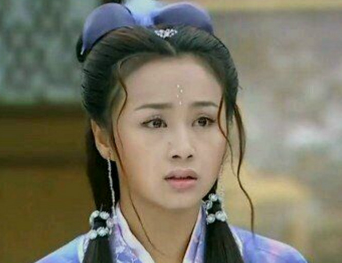 很多人都说瞿颖皮肤不好,近看皮肤还有些凹凸不平.