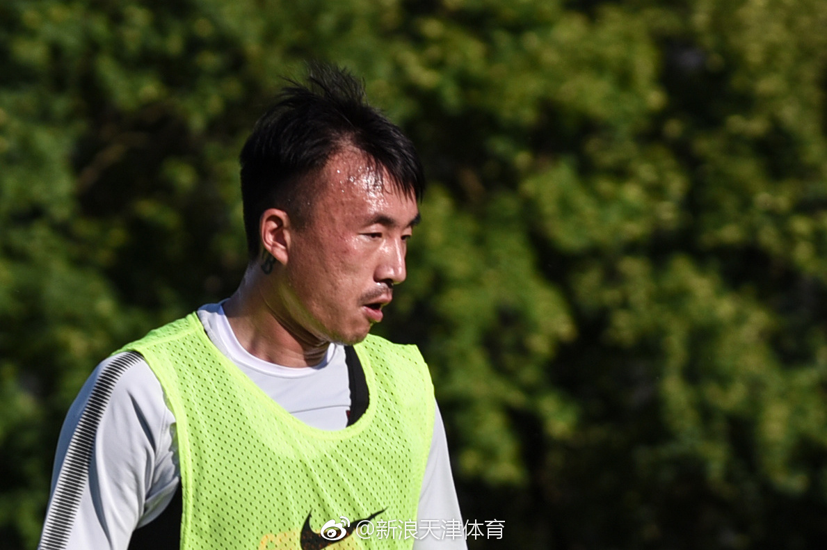 训练提速,烈日下权健球员满头大汗