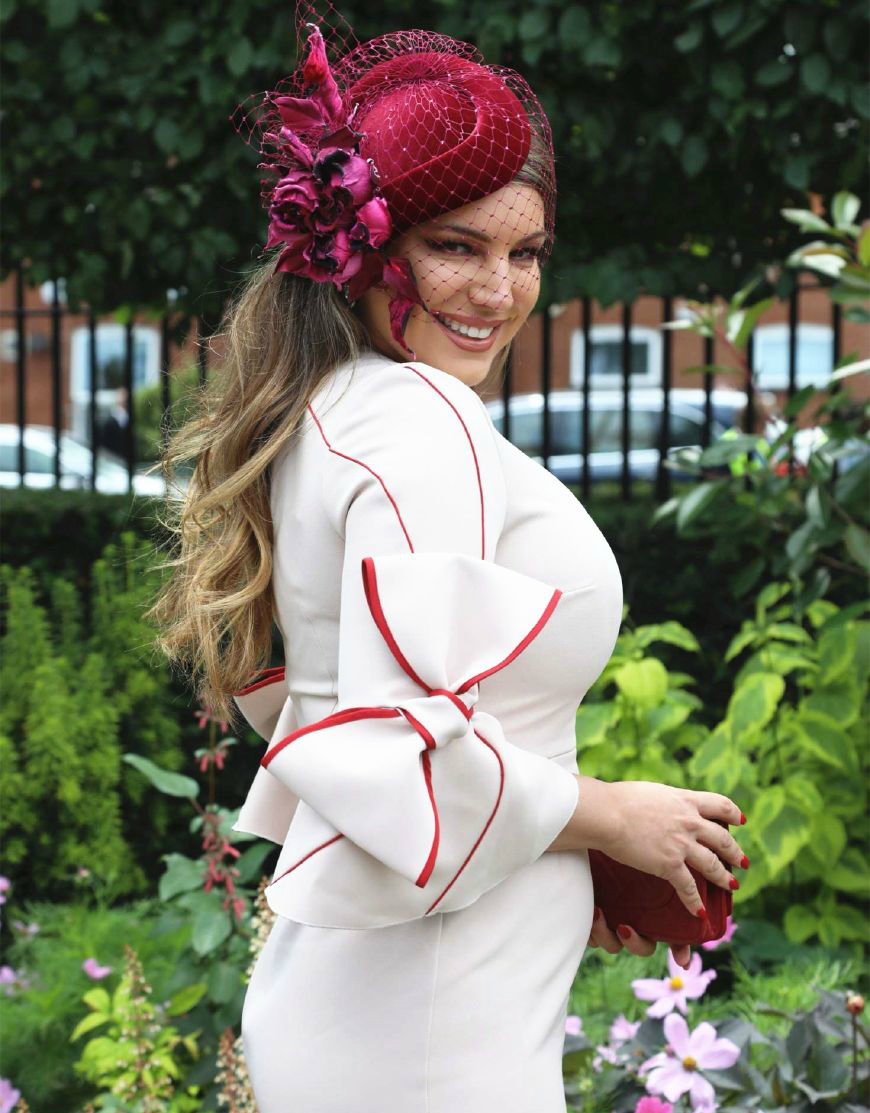 近日,英国著名超模凯莉·布鲁克(kelly brook)跟男友一同受邀出席在