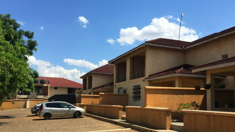 非洲最穷的国家,中国人住1000美金的别墅,却至少有三道铁门|铁门|别墅