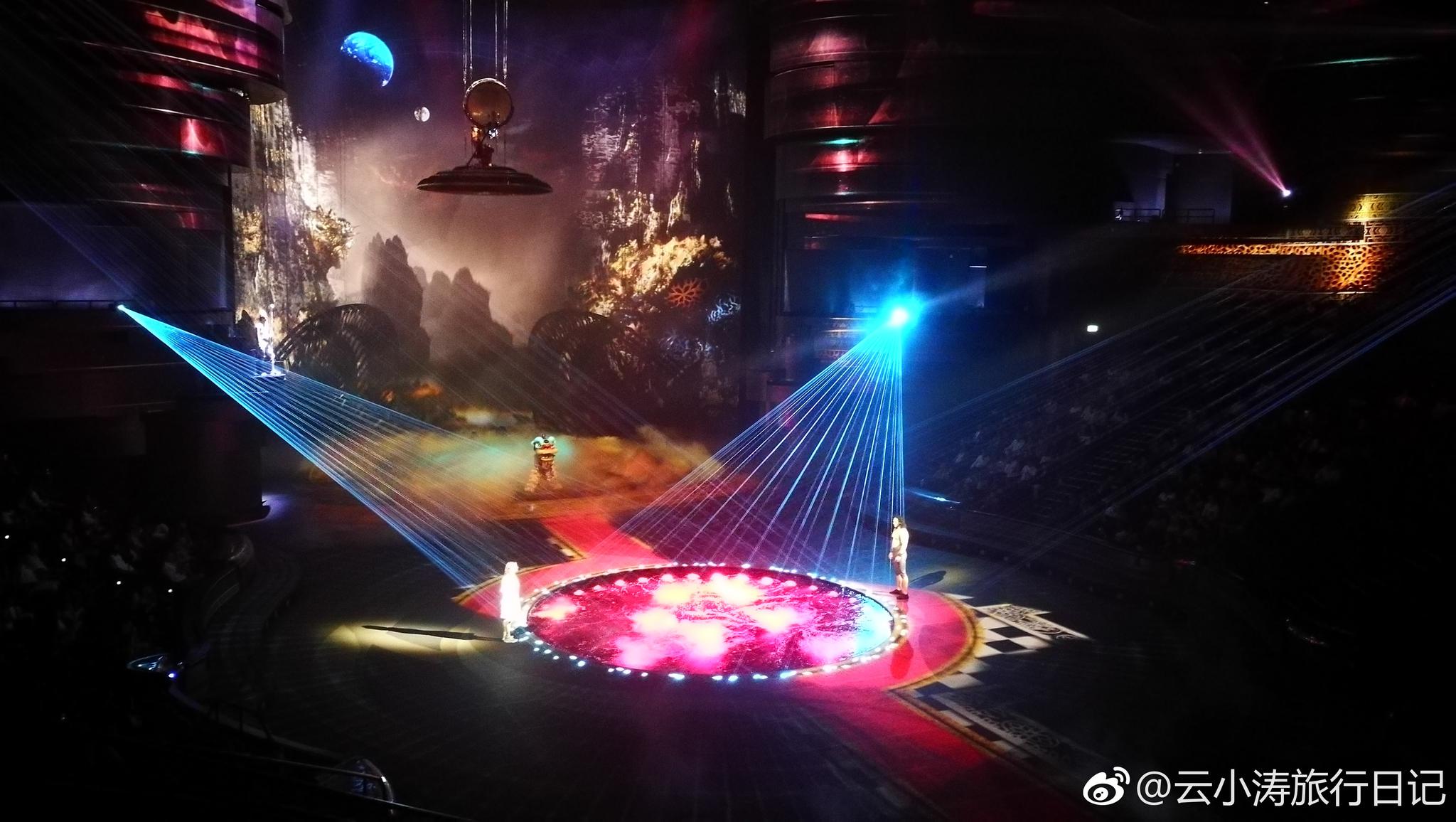 震撼,精彩,壮观,无以伦比,都难以形容这场演出.迪拜的水舞间秀